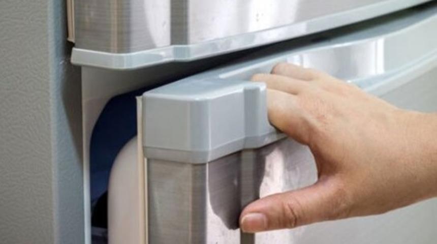 Buzdolabı kapağınız kapanmıyor mu? &Ccedil;&ouml;z&uuml;m&uuml; &ccedil;ok basit! Tek malzeme ile eski haline d&ouml;n&uuml;yor