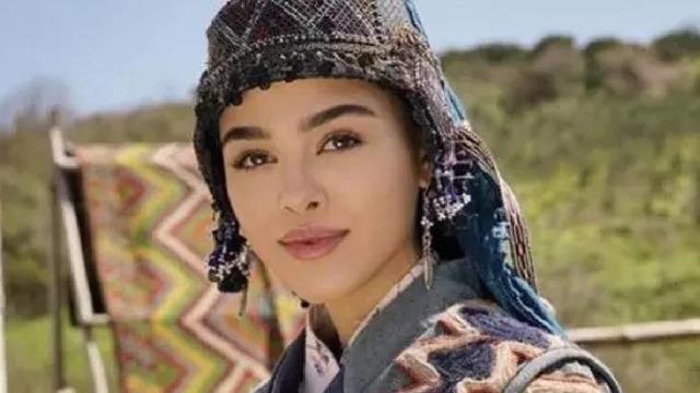 Güzelliğinin sırrı ortaya çıktı! Annesini gören şaşkınlığını saklayamadı! 