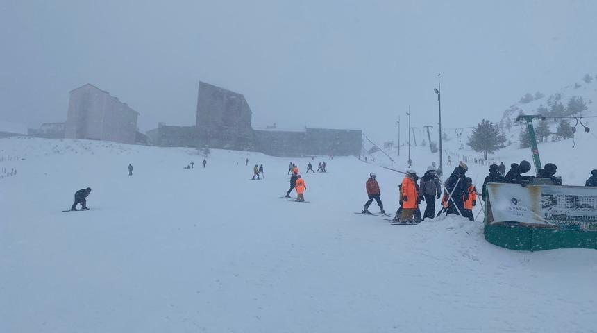 Kartalkaya'da kar yağışı etkili oluyor