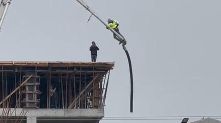 Beton pompasının üstüne uzanıp adeta ölüme meydan okudu