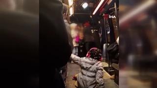 Minibüste korku dolu anlar! Para almadan indirmek istemedi, anne ve çocuğa dehşeti yaşattı