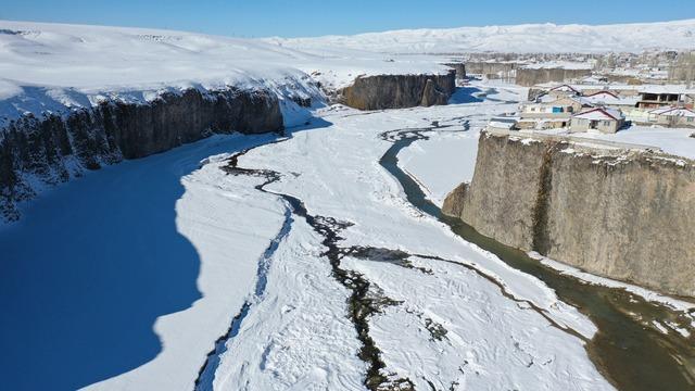 Karla kaplanan Murat Kanyonu dronla görüntülendi