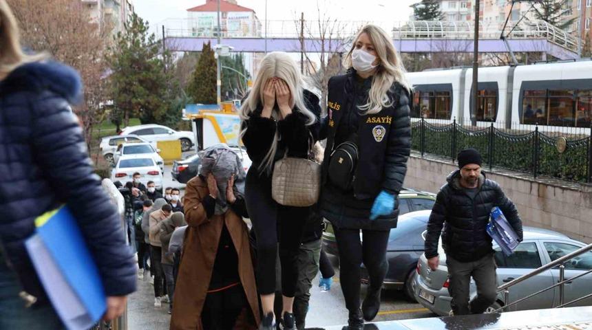 ‘Barbie-Es’ fuhuş operasyonunda yakalanan 18 şüpheli adliyeye sevk edildi