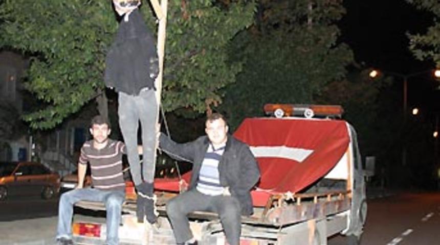 Apo'nun kuklasını darağacına astılar