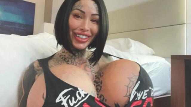 Dünyanın en büyük vajinasına ve göğüslerine sahip olan fenomeni yine hastaneden paylaştı! Ameliyat olmadan duramıyor