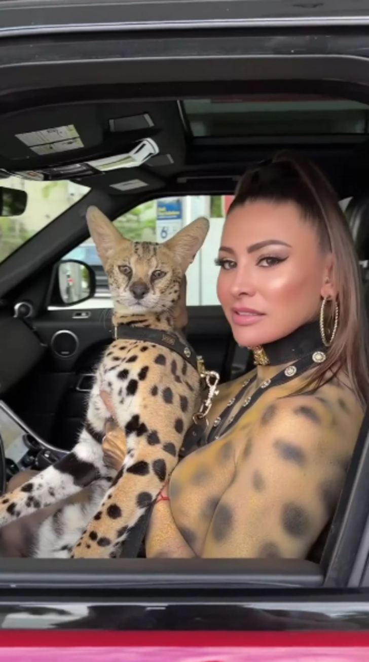 Sosyal medya fenomeni Francia James yine limit tanımadı! Çırılçıplak soyunup sadece vücut boyasına büründü... Bir gören bir daha baktı G1