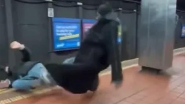 Metro istasyonunda korkunç anlar! Tekme, tokatlar havada uçuştu... Kavga ettiği adamı hareket eden trenin önüne itti