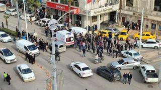 Sinir krizi geçiren kadın, elinde satırla yol kesti! 'Kocam buraya gelsin'