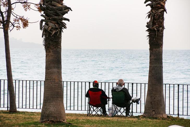 Turistlerin düşürdüğü ziynet eşyalarını dedektörle aradılar! Fırtına sonrası Konyaaltı Sahili definecilere ekmek kapısı oldu G2
