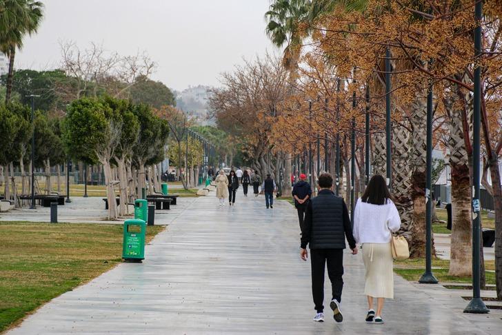 Turistlerin düşürdüğü ziynet eşyalarını dedektörle aradılar! Fırtına sonrası Konyaaltı Sahili definecilere ekmek kapısı oldu G3
