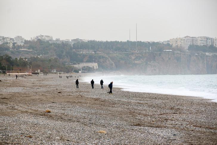Turistlerin düşürdüğü ziynet eşyalarını dedektörle aradılar! Fırtına sonrası Konyaaltı Sahili definecilere ekmek kapısı oldu G4