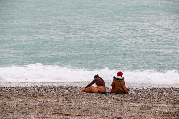 Turistlerin düşürdüğü ziynet eşyalarını dedektörle aradılar! Fırtına sonrası Konyaaltı Sahili definecilere ekmek kapısı oldu G5