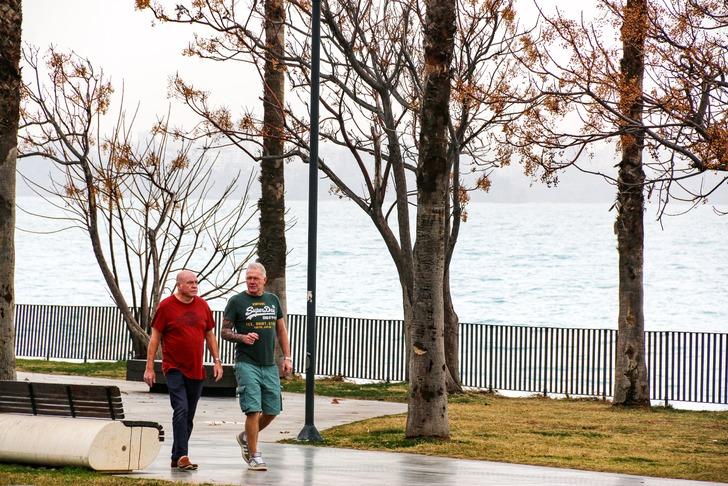 Turistlerin düşürdüğü ziynet eşyalarını dedektörle aradılar! Fırtına sonrası Konyaaltı Sahili definecilere ekmek kapısı oldu G1