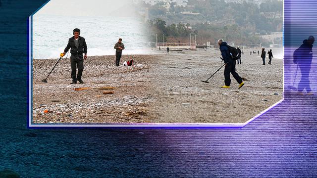 Turistlerin düşürdüğü ziynet eşyalarını dedektörle aradılar! Fırtına sonrası Konyaaltı Sahili definecilere ekmek kapısı oldu