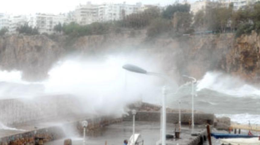 Antalya'da fırtına