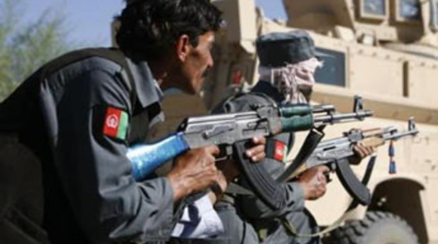 Afgan polis 5 İngiliz askeri &ouml;ld&uuml;rd&uuml;