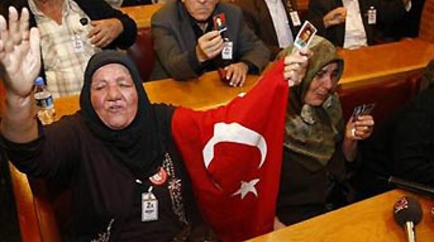 T&uuml;rk bayrağıyla Meclis'e alınmadılar