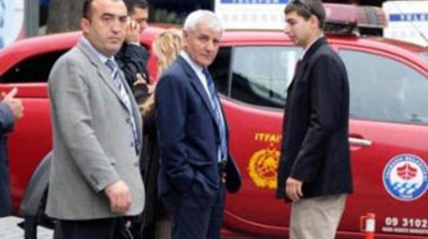 B&uuml;y&uuml;kel&ccedil;i&rsquo;ye yumurtalı protesto