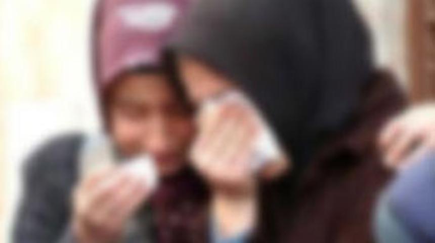 Baş&ouml;rt&uuml;l&uuml; kadını tekme-tokat d&ouml;vd&uuml;ler