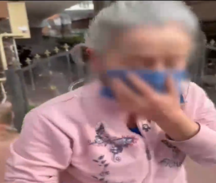 Yaşlı kadın 'park' yüzünden çileden çıktı! Askeri personele önce bıçak çekti sonra hakaretler yağdırdı G2