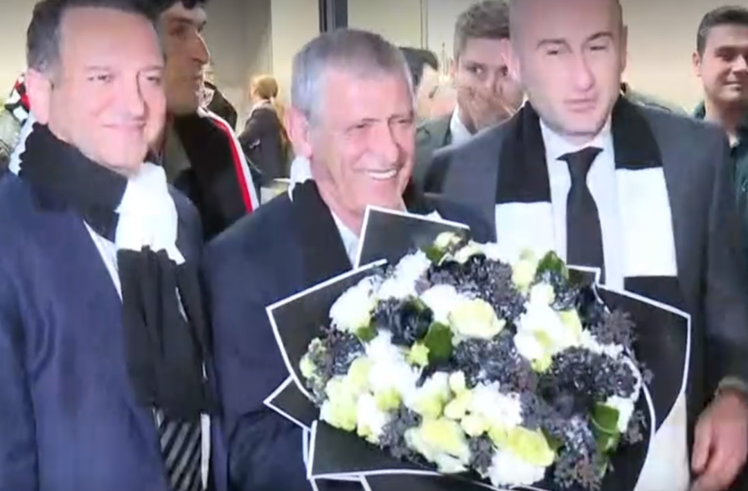 SON DAKİKA: Beşiktaş'ın yeni teknik direkt&ouml;r&uuml; Fernando Santos İstanbul'a geldi! Siyah-Beyazlılar yeni hocasına kavuştu... Portekizli &ccedil;alıştırıcı atkıyı taktı pozunu verdi