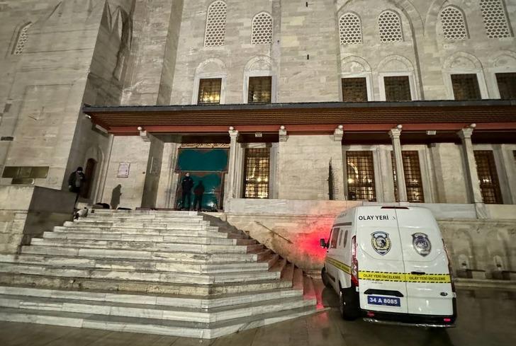 SON DAKİKA | Fatih Camii'nde bıçaklı saldırı! Cami imamı ve bir kişi yaralandı G4