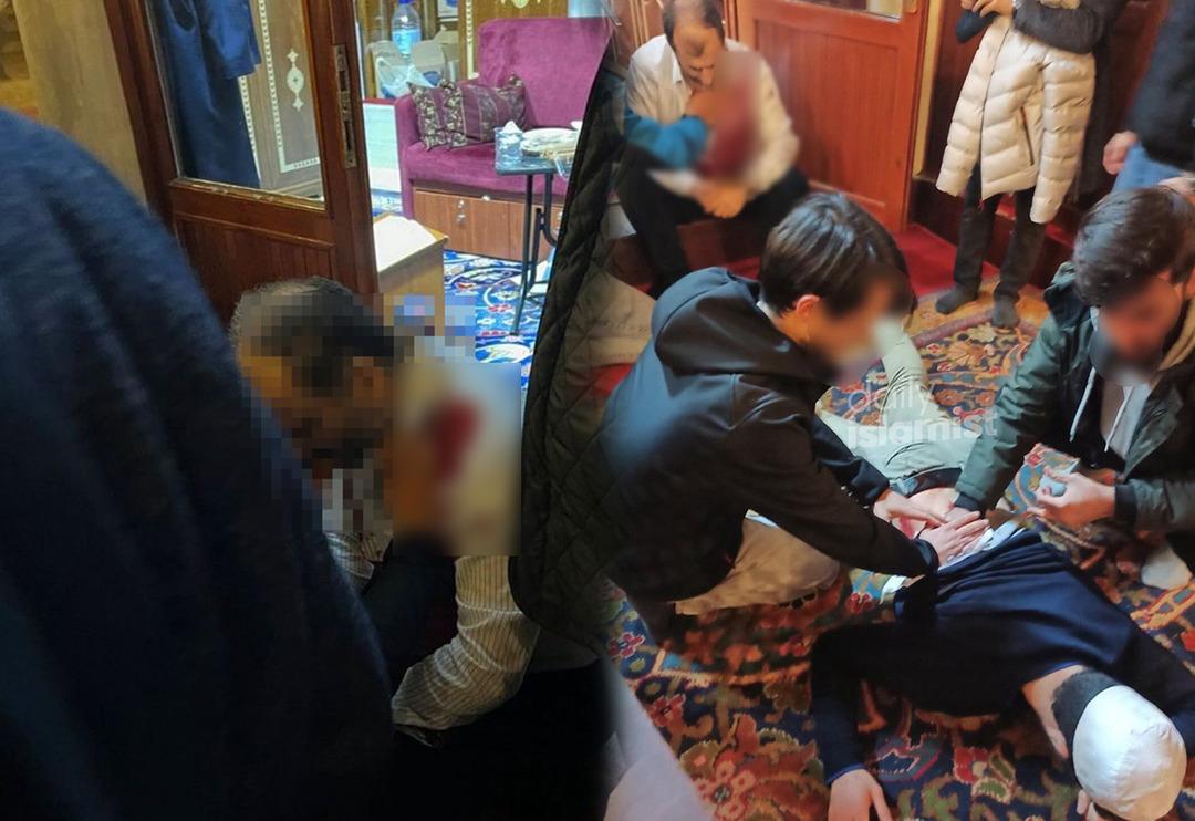 SON DAKİKA | Fatih Camii'nde bı&ccedil;aklı saldırı! Cami imamı ve bir kişi yaralandı