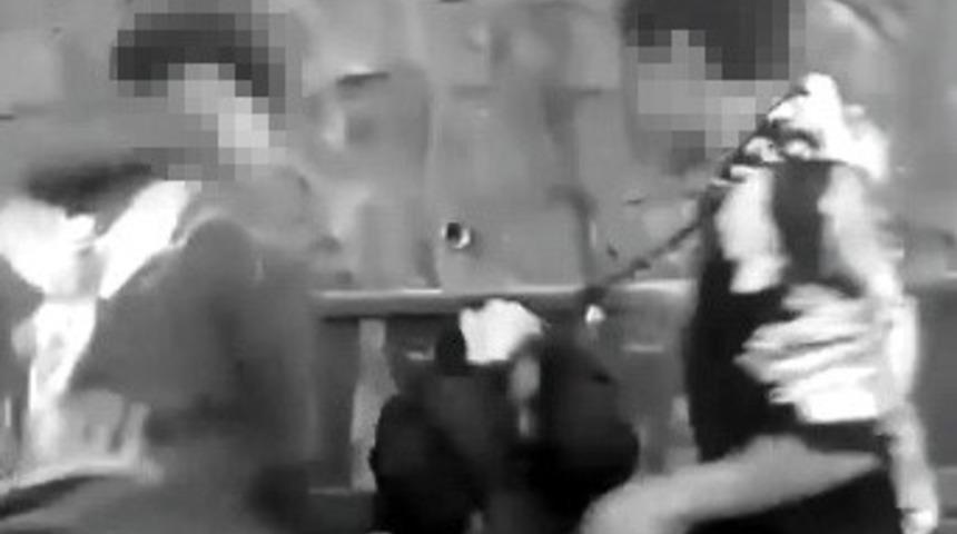 Akran zorbalığını saniye saniye kaydettiler! Önce özür dilettirip ardından darp ettiler