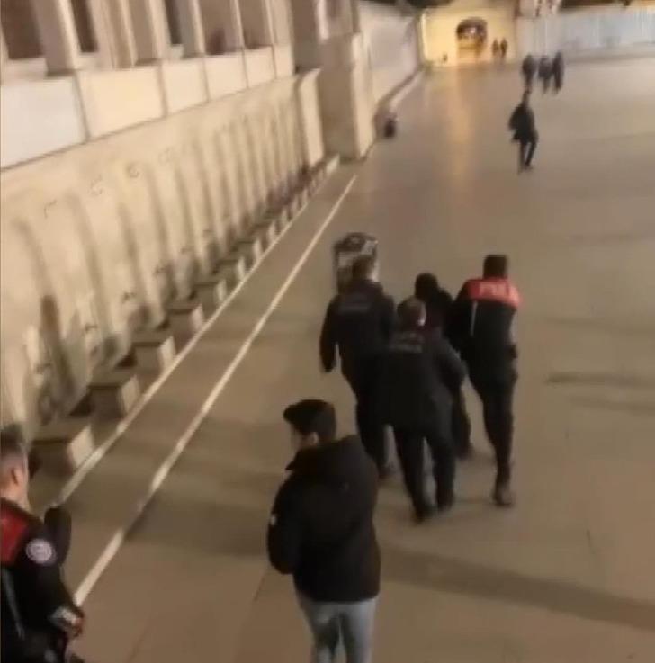 SON DAKİKA | Fatih Camii'nde bıçaklı saldırı! Cami imamı ve bir kişi yaralandı G3