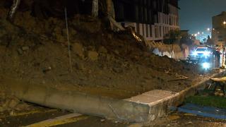 Pendik'te bir cadde trafiğe kapatıldı! Okulun istinat duvarı yola çöktü!