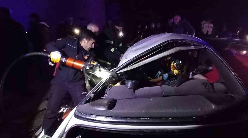 Muş’ta refüje çarpan otomobil takla attı: 2 yaralı