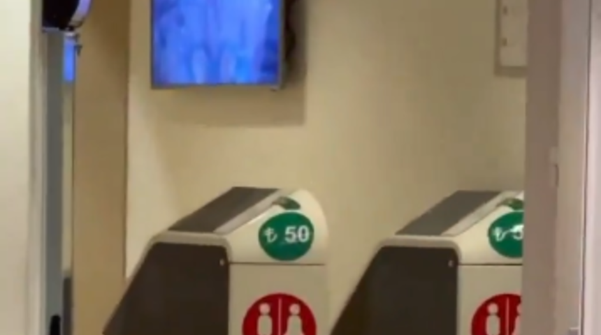 İstanbul'daki bir AVM'de tuvalet ücreti 50 TL oldu! "Şaka gibi" diyerek o görüntüleri paylaştı  