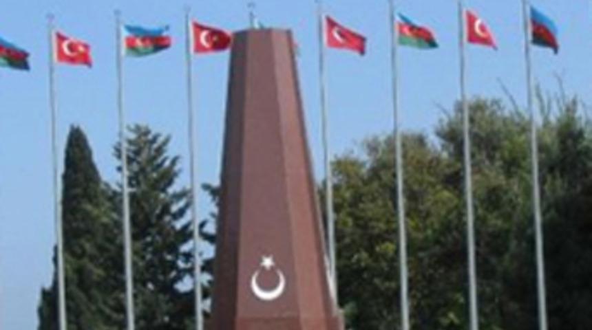 Azerbaycan ile bayrak krizi aşılıyor