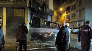 Bursa'da park halindeki kamyonette çıkan ve işletmeye sıçrayan yangın söndürüldü