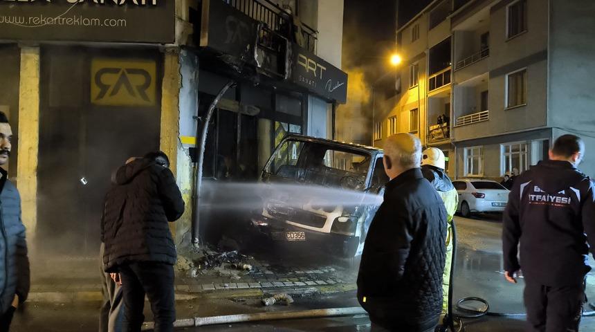Bursa'da park halindeki kamyonette çıkan ve işletmeye sıçrayan yangın söndürüldü