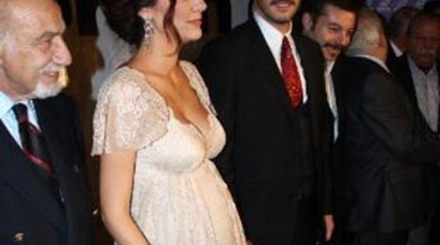 Berg&uuml;zar'ın karnı burnunda