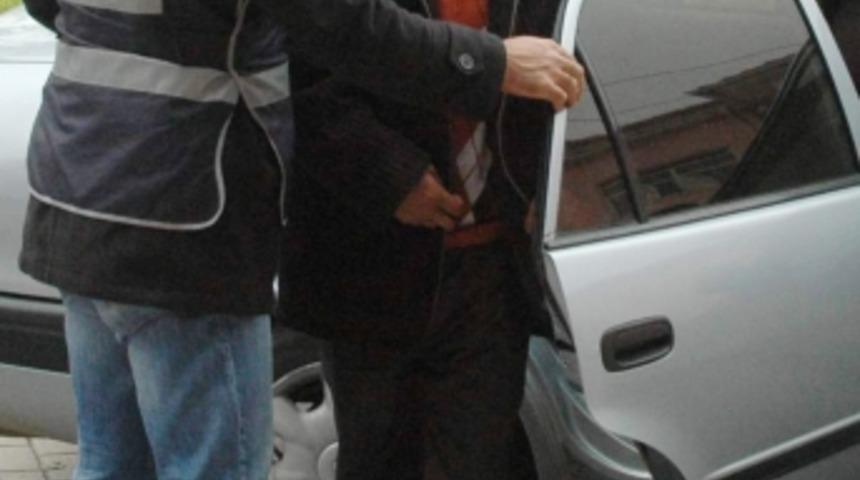 Hamile kızına eroin sattırırken yakalandı