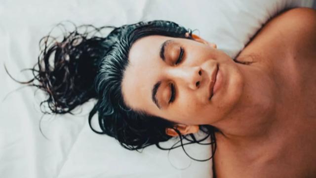 Islak saçla yatağa mı giriyorsunuz? Zararlarını duyunca çok şaşıracaksınız