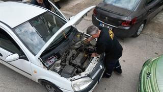 Oto tamircisinde çalışan mühendis buldu! Devrim gibi yenilik: Manuel aracı olanları o dertten kurtarıyor