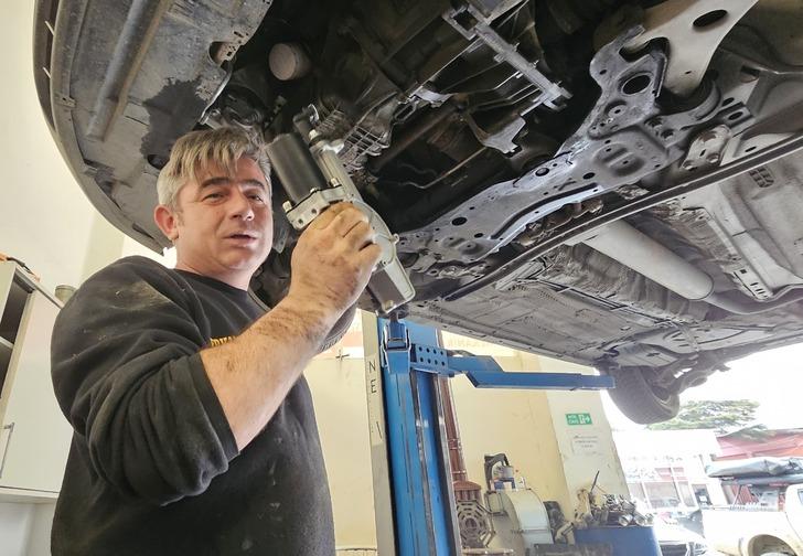 Oto tamircisinde çalışan mühendis buldu! Devrim gibi yenilik: Manuel aracı olanları o dertten kurtarıyor G2