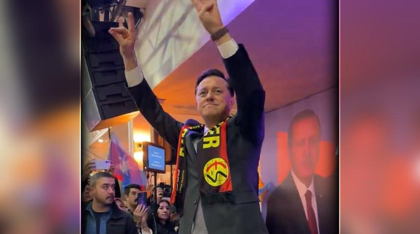 AK Parti'nin &ccedil;ok konuşulan adayı Nebi Hatipoğlu'nun verdiği poz g&uuml;ndem oldu! Bir elinde rabia, diğer elinde bozkurt...