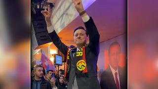 AK Parti'nin çok konuşulan adayı Nebi Hatipoğlu'nun verdiği poz gündem oldu! Bir elinde rabia, diğer elinde bozkurt...