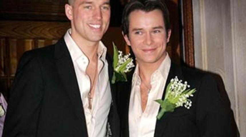 &Uuml;nl&uuml; gay şarkıcı yatağında &ouml;l&uuml; bulundu!