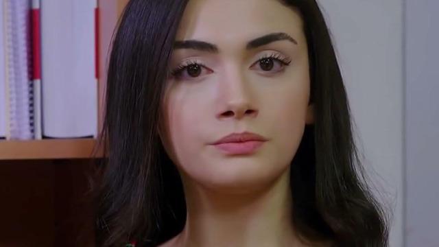 Herkes onu doğal güzel sanıyordu... Safir'in yıldızı Özge Yağız'ın eski halini görenler inanamadı