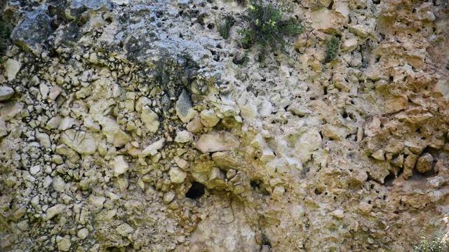 Kayalıklardan oluk oluk akıyor... Herkes onun peşinde ama sadece bakmakla yetiniyorlar