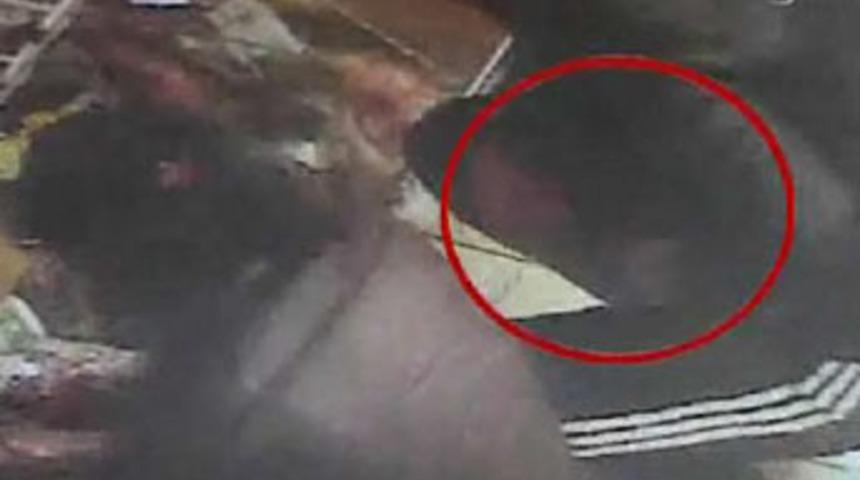 Marketten parf&uuml;m &ccedil;alan bayan, polis &ccedil;ıktı