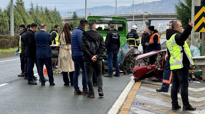 Trabzon'da otomobilin bariyerlere çarptığı kazada 2 kişi öldü, 2 kişi yaralandı