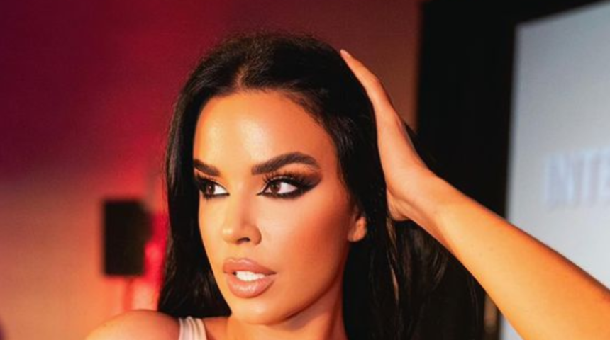 Sosyal medya fenomeni Ivana Knöll'ün dekoltesi görenleri şaşkına çevirdi! Süper mini elbisesinin göğüs dekoltesi olay yarattı