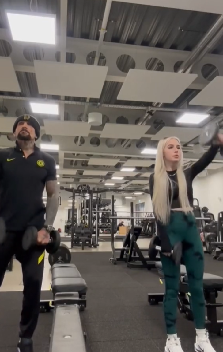 Görenler babası zannetti! Kendisi 18, sevgilisi 60 yaşında... Aralarındaki yaş farkı sosyal medyada gündem oldu G1