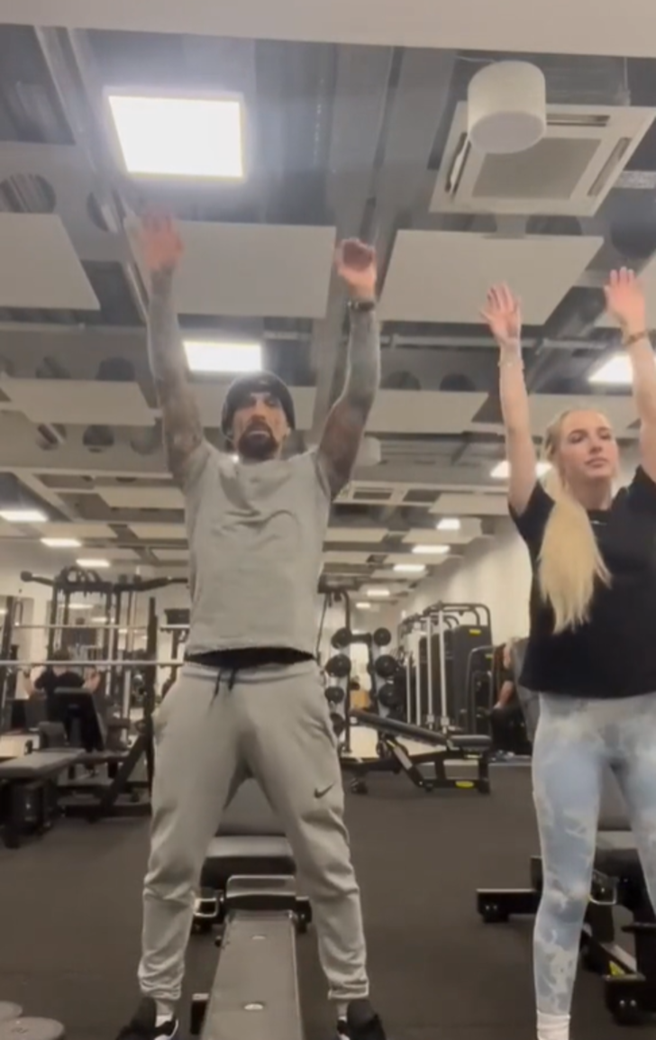 Görenler babası zannetti! Kendisi 18, sevgilisi 60 yaşında... Aralarındaki yaş farkı sosyal medyada gündem oldu G2